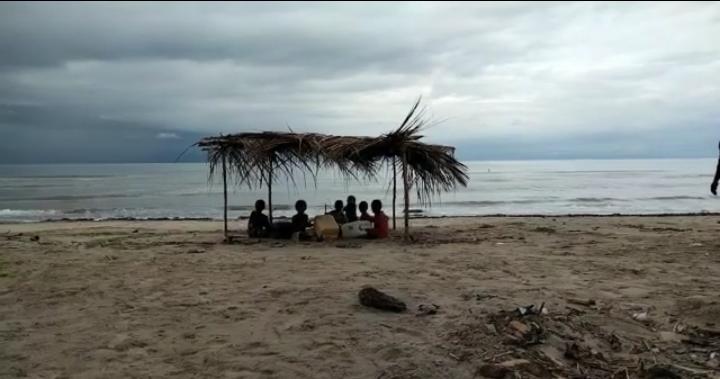 Anak-anak Kampung Ipaya, Distrik Ipaya, membuat tenda di atas pasir putih pinggir pantai. Tetap bahagia meski hidup dalam kekurangan.