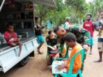 Anak-anak asli Papua di Sota Kabupaten Merauke wilayah perbatasan RI-PNG sedang menikmati layanan perpustakaan keliling yang disediakan Satgas TNI untuk meningkatkan kualitas sumber daya milenial Papua. 