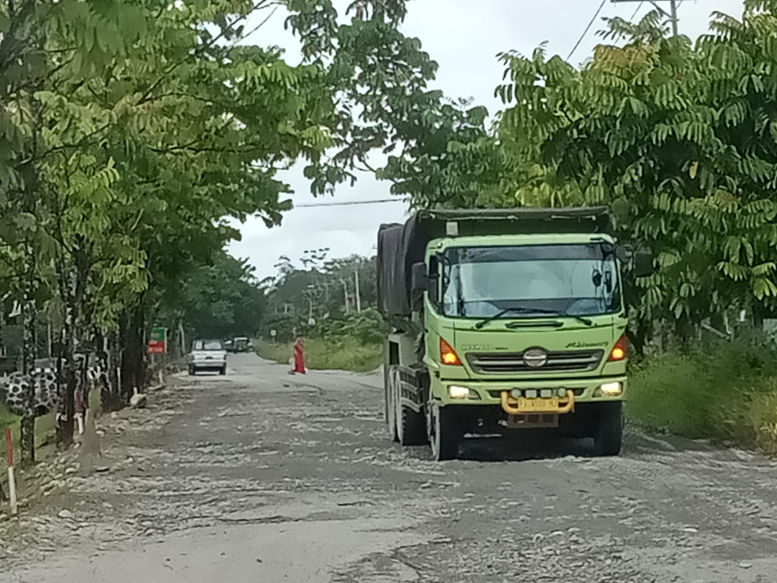 Tampak ruas jalan Mayon dalam keadaan rusak parah.