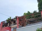 Salah satu rumah warga di Kelurahan kampung baru kota Sorong yang rusak akibat angin kencang pada 8 Desember 2021.