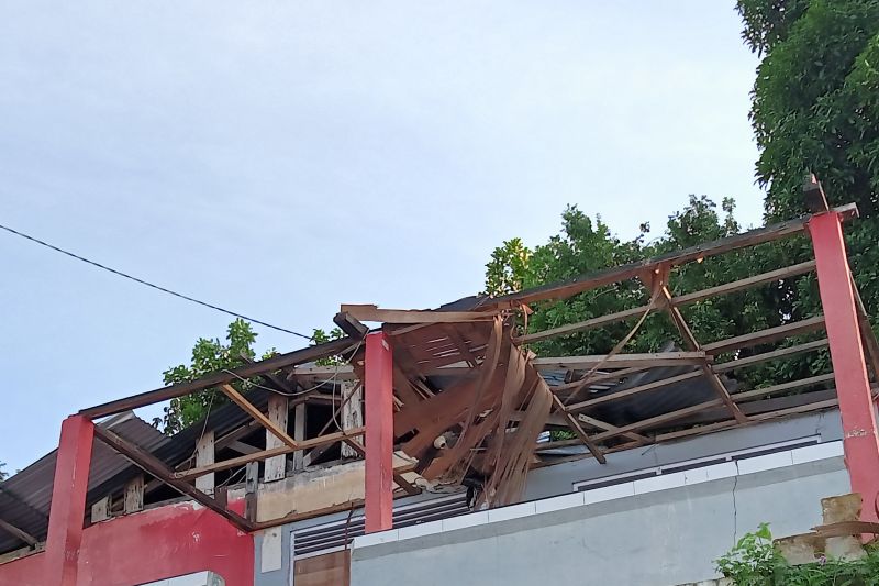 Salah satu rumah warga di Kelurahan kampung baru kota Sorong yang rusak akibat angin kencang pada 8 Desember 2021.