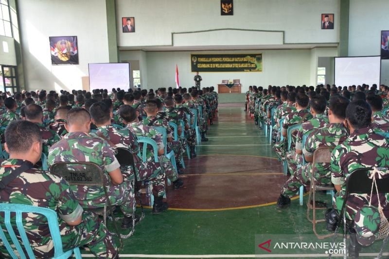 Prajurit TNI AD BKO Papua Barat saat mendengarkan arahan Waaster Kasad Brigjen TNI Sugiono