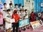 Kapolres Asmat AKBP Dhani Gumilar (tengah jaket merah) foto bersama dengan Tim PB Mandala Jayapura yang menjuarai kejuaraan Bulutangkis Piala Bupati Asmat, Selasa (31/11/2021)