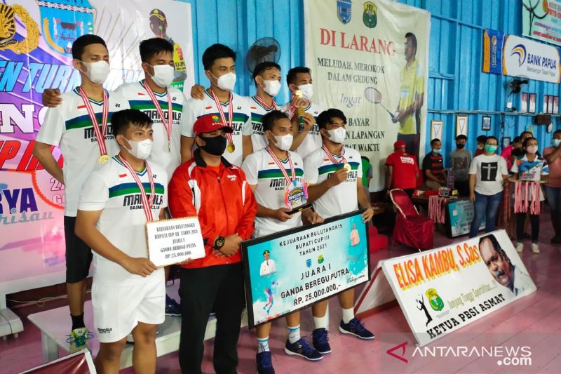 Kapolres Asmat AKBP Dhani Gumilar (tengah jaket merah) foto bersama dengan Tim PB Mandala Jayapura yang menjuarai kejuaraan Bulutangkis Piala Bupati Asmat, Selasa (31/11/2021)