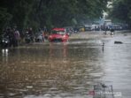 Jalan Soekarno-Hatta di Gedebage, Bandung, Jawa Barat, tergenang pada Minggu (12/12/2021), setelah hujan lebat mengguyur wilayah itu