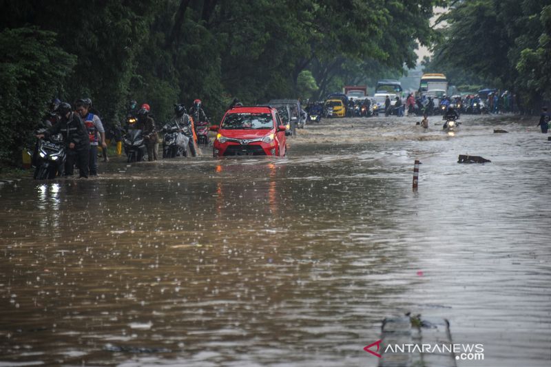 Jalan Soekarno-Hatta di Gedebage, Bandung, Jawa Barat, tergenang pada Minggu (12/12/2021), setelah hujan lebat mengguyur wilayah itu