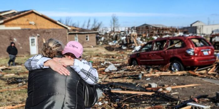 Delapan tewas, Delapan Hilang Akibat Tornado di Kentucky, AS