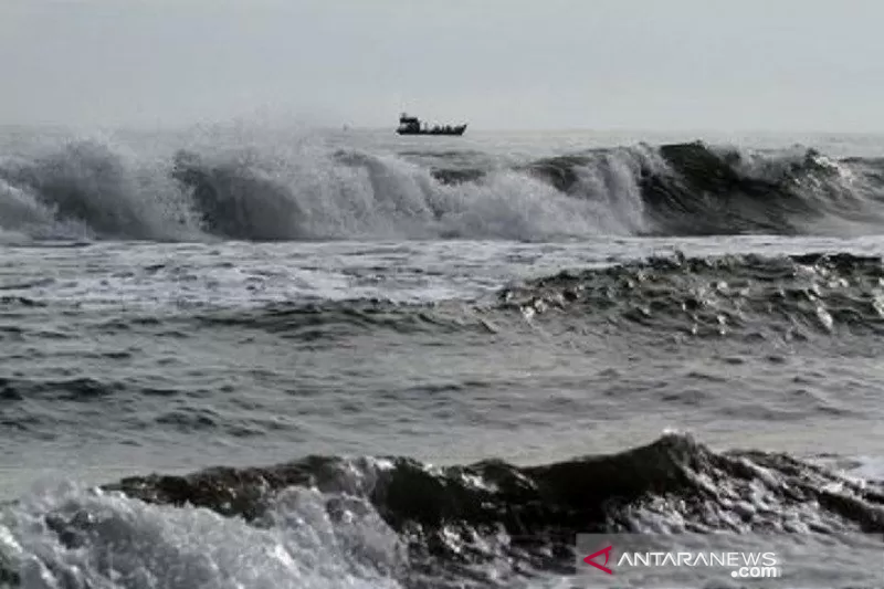 Ilustrasi - Kapal nelayan saat gelombang tinggi di perairan laut Selat Malaka di kawasan pantai Lhokseumawe, Provinsi Aceh