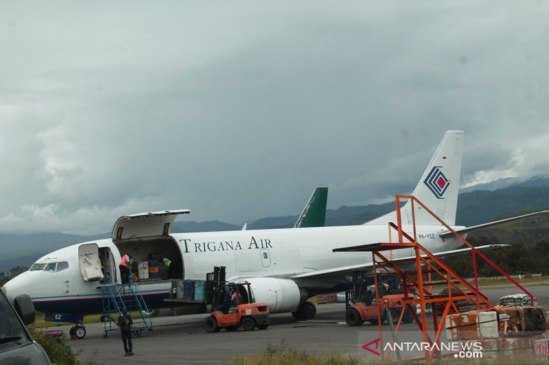 Salah satu pesawat kargo yang mengangkut kebutuhan warga di pegunungan tengah Papua.