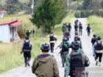 Patroli aparat gabungan TNI/Polri yang tergabung dalam Operasi Satgas Nemangkawi di Kabupaten Puncak untuk memberikan rasa aman kepada masyarakat terhadap gangguan teror KKB.