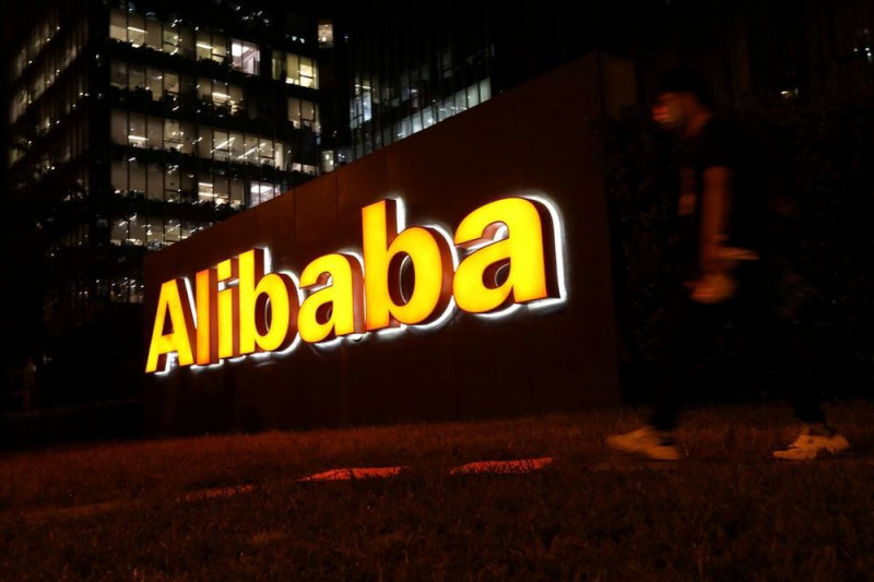 Seorang pria berjalan di depan gedung Alibaba Group di Beijing, China, Agustus 2021.