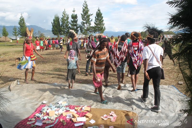Masyarakat Jayawijaya mencari dana secara tradisional dengan menggelar Lukatok
