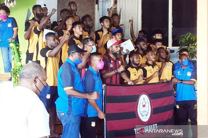 Atlet sepakbola putra PON XX Papua bergambar bersama selepas menerima bonus Rp1 miliar dari PT Freeport Indonesia atas prestasi meraih medali emas PON XX 2021 setelah mengalahkan Aceh 2-0 di partai final