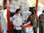 Ketua Tim Tanggap Darurat Bencana Alam Kota Jayapura Rustan Saru saat menerima bantuan dari BPBD Papua dan BNPB yang diserahkan Kepala BPBD Papua Welliam Manderi, Senin (10/1)