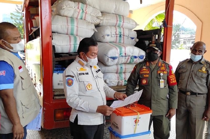 Ketua Tim Tanggap Darurat Bencana Alam Kota Jayapura Rustan Saru saat menerima bantuan dari BPBD Papua dan BNPB yang diserahkan Kepala BPBD Papua Welliam Manderi, Senin (10/1)