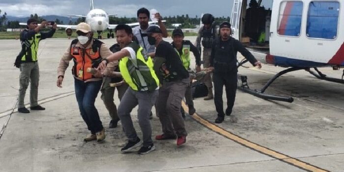 Evakuasi Bharada Resi Nugroho, anggota satgas Damai Cartenz yang tertembak saat baku tembak dengan KKB di Kiwirok, Kabupaten Pegunungan Bintang, Papua, Sabtu (22/1).