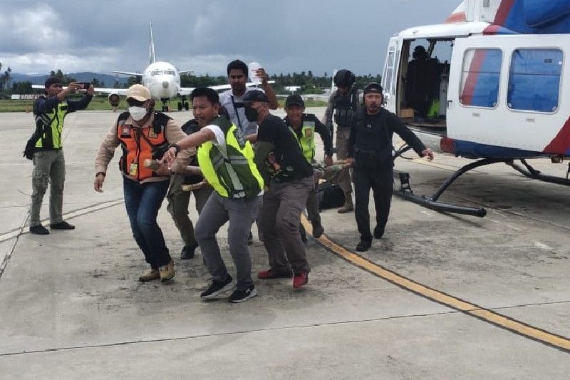 Evakuasi Bharada Resi Nugroho, anggota satgas Damai Cartenz yang tertembak saat baku tembak dengan KKB di Kiwirok, Kabupaten Pegunungan Bintang, Papua, Sabtu (22/1).