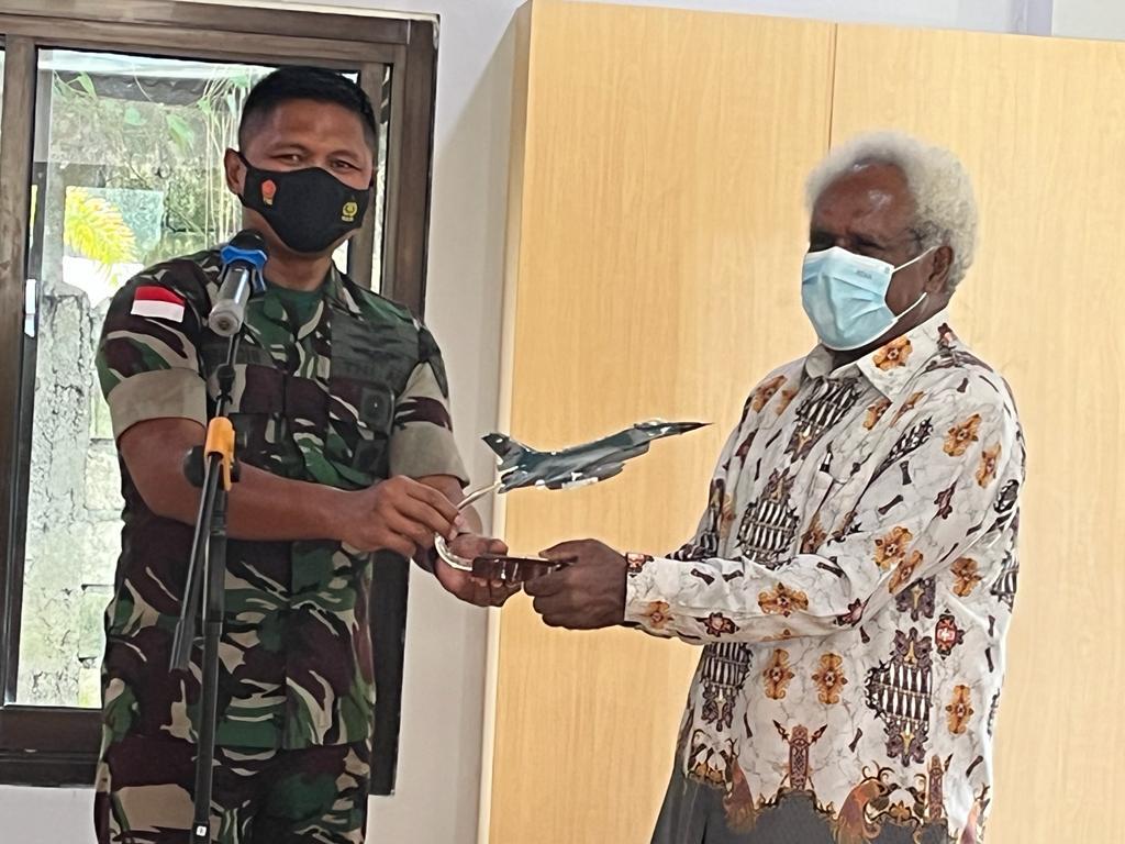 Danlanud Silas Papare saat menyerahkan cendera mata kepada ketua FKUB Papua Lypius Biniluk