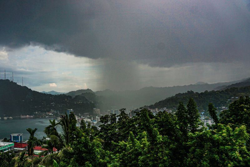 Pusat Kota Jayapura, Papua diguyur hujan lebat selama 30 menit, Sabtu (24/4/2021)