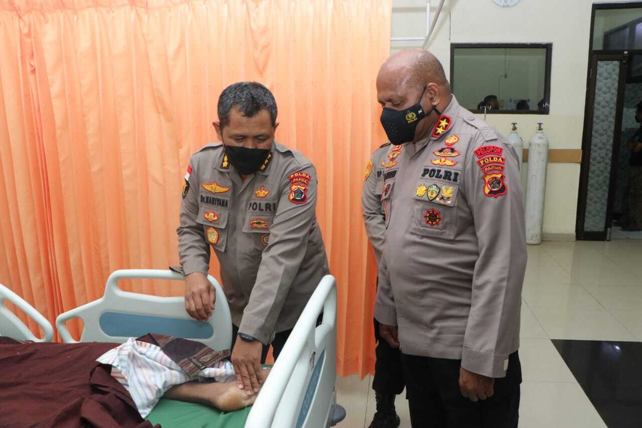 Kapolda Papua Irjen Pol Mathius Fakiri saat menjenguk Bharada Resi Nugroho di RS Bhayangkara Jayapura.