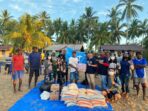 GMKI Calon Cabang Timika menyerahkan bantuan kepada para korban di Distrik Amar.