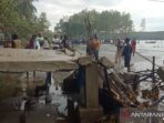 Jembatan beton untuk penambat perahu masyarakat juga ikut hancur akibat terjangan banjir rob disertai ombak setinggi tiga hingga empat meter di Distrik Amar, Kabupaten Mimika.