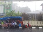 Hujan deras disertai petir di Kota Ternate, Maluku Utara pada Jumat (17/12/2021).