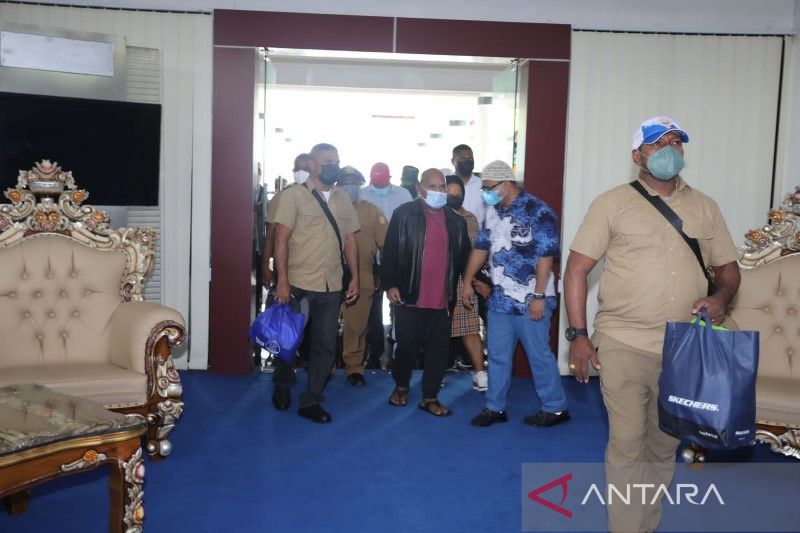 Gubernur Papua, Lukas Enembe saat tiba di ruang VIP Bandara Sentani, Jayapura, Papua, Senin.