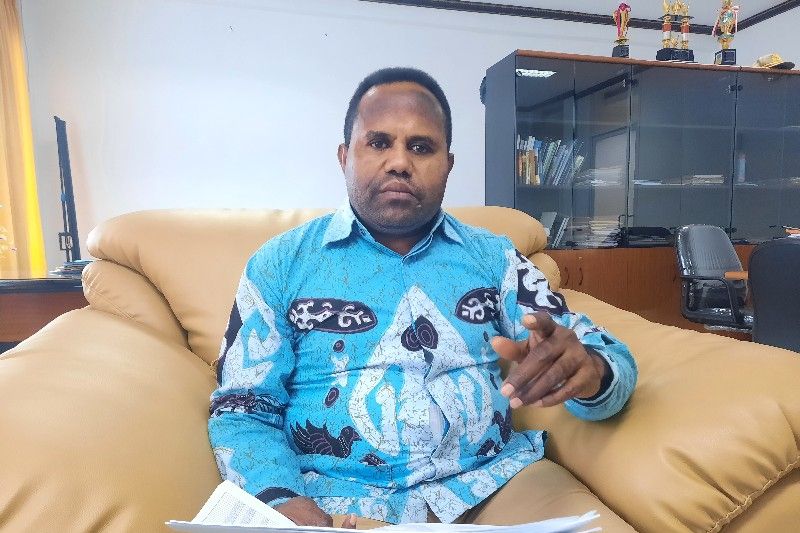 Kepala BKD Provinsi Papua Marthen Kogoya