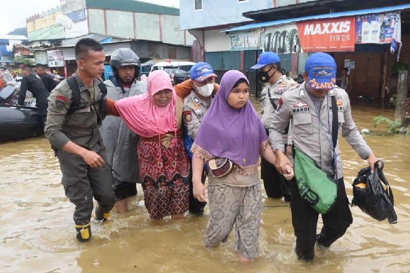 Evakuasi korban banjir di Kota Jayapura