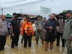 Tim SAR gabungan mengevakuasi warga terdampak banjir dan tanah longsor di Kota Jayapura, Papua, Jumat (7/1/2022).
