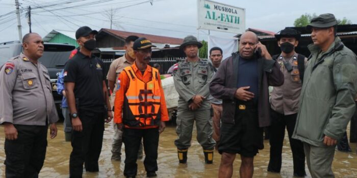 Tim SAR Gabungan Evakuasi Korban Banjir dan Longsor Papua