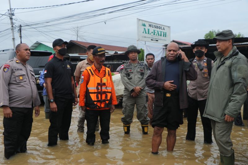 Tim SAR gabungan mengevakuasi warga terdampak banjir dan tanah longsor di Kota Jayapura, Papua, Jumat (7/1/2022).