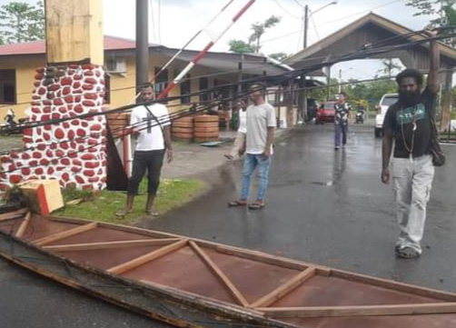 Gapura di pintu masuk Polsek Kuala Kencana tumbang.