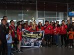 Atlet Muay Thai Timika yang berhasil meraih juara umum saat tiba di Bandara Mozes Kilangin Timika.