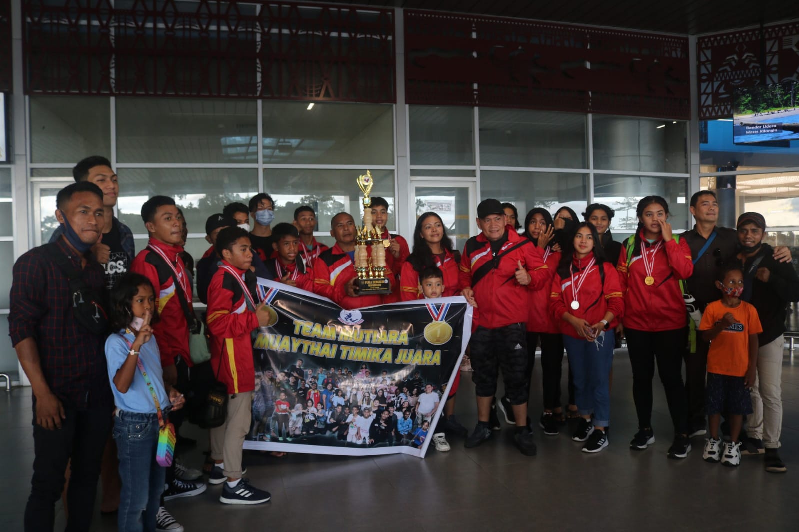 Atlet Muay Thai Timika yang berhasil meraih juara umum saat tiba di Bandara Mozes Kilangin Timika.