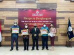 Wakil Bupati Mimika, Johannes Rettob bersama Bupati Kulon Progo foto bersama usai menerima penghargaan.