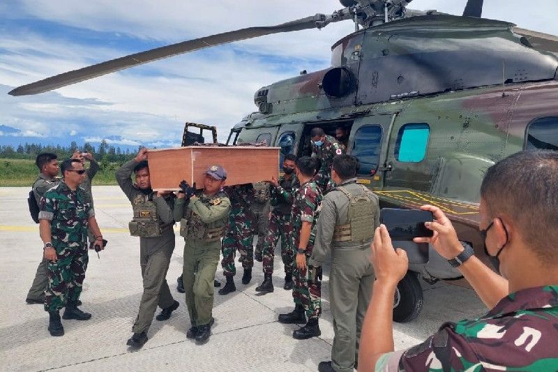 Jenazah tiga prajurit yang gugur dalam kontak tembak di Gome, Kabupaten Puncak, Papua, Kamis (27/1), dievakuasi ke Timika menggunakan helikopter Caracal.