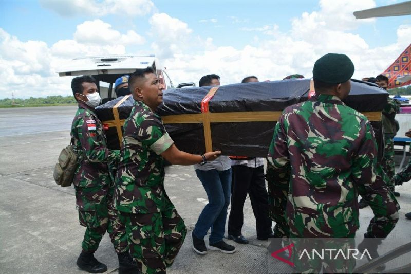 Suasana pelepasan tiga prajurit TNI AD yang gugur korban tembak KKB dilepas Dandim 1710/Mimika Letkol Inf Yoga Cahya Prasetya.