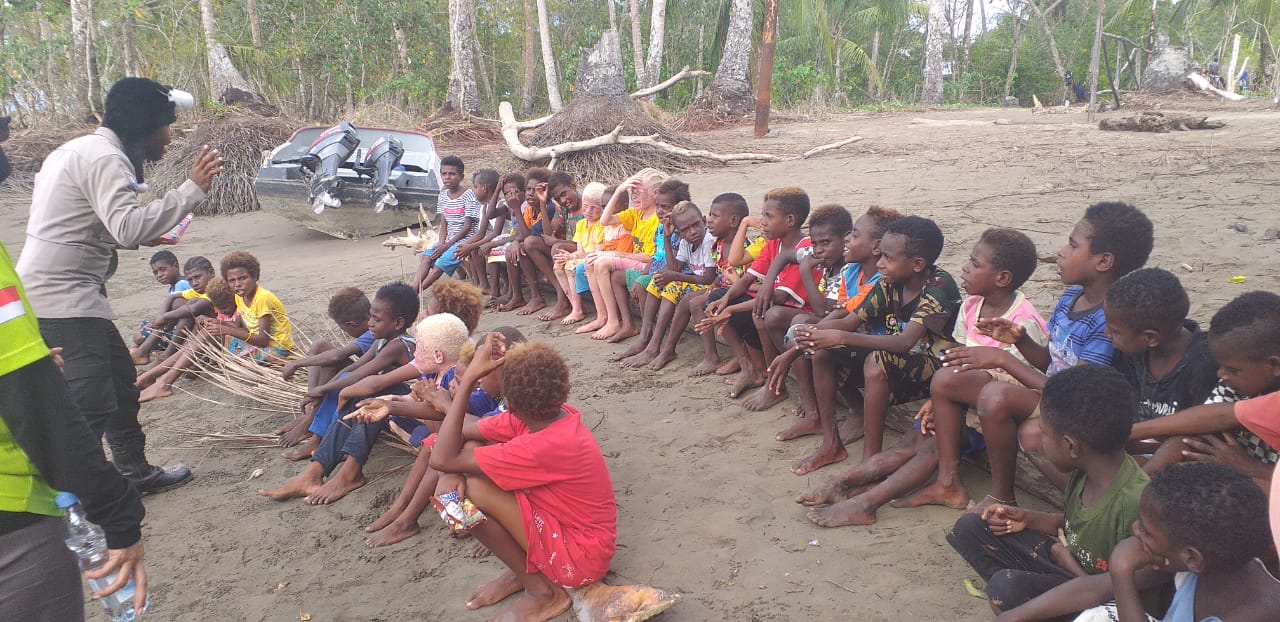 Anak-anak Atuka, salah satu kampung di pesisir Mimika.