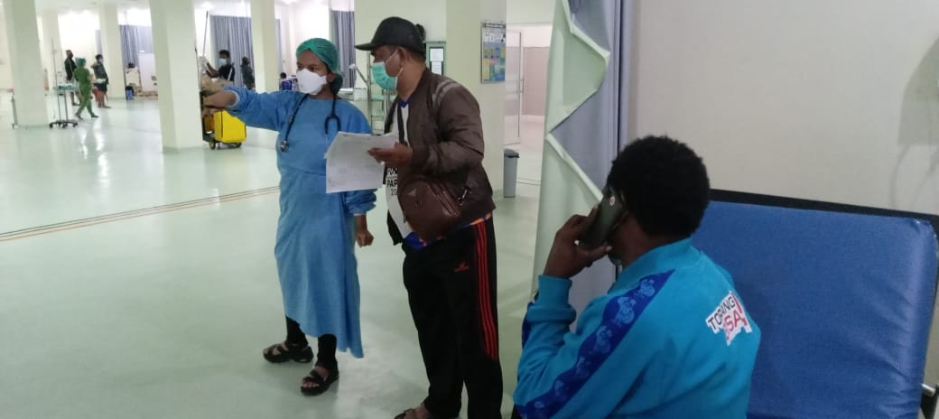 Tim hukum, Anselmus Serat SH saat membawa korban visum di RSUD Mimika.