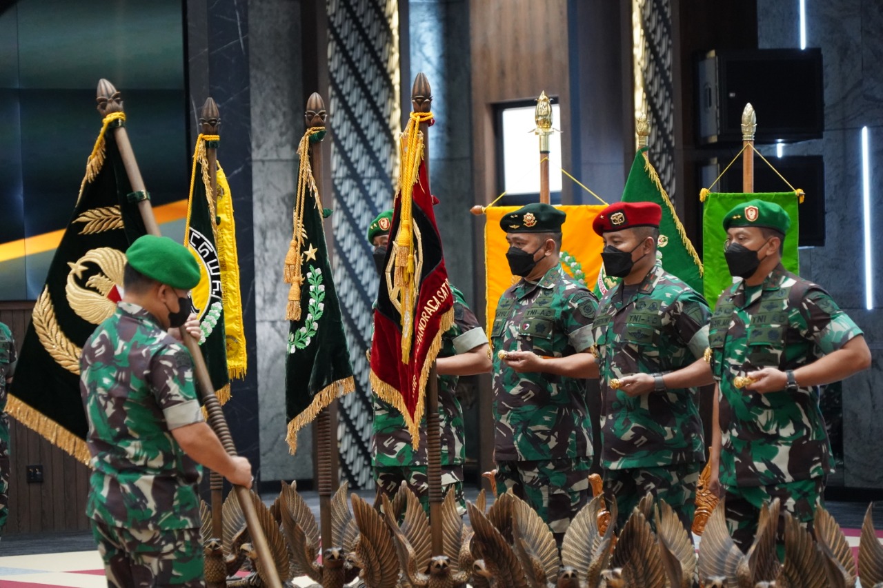 Kepala Staf Angkatan Darat (Kasad) Jenderal TNI Dudung Abdurachman saat melakukan serah terima jabatan