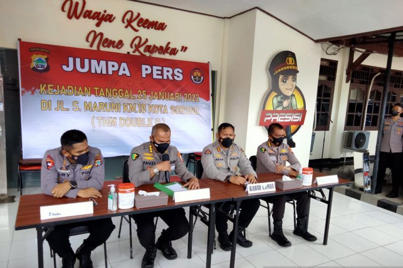 Kepala Bidang Humas Polda Papua Barat, Komisaris Besar Polisi Adam Erwindi, bersama tim saat memberikan keterangan di Sorong, Papua Barat, Senin (31/1).