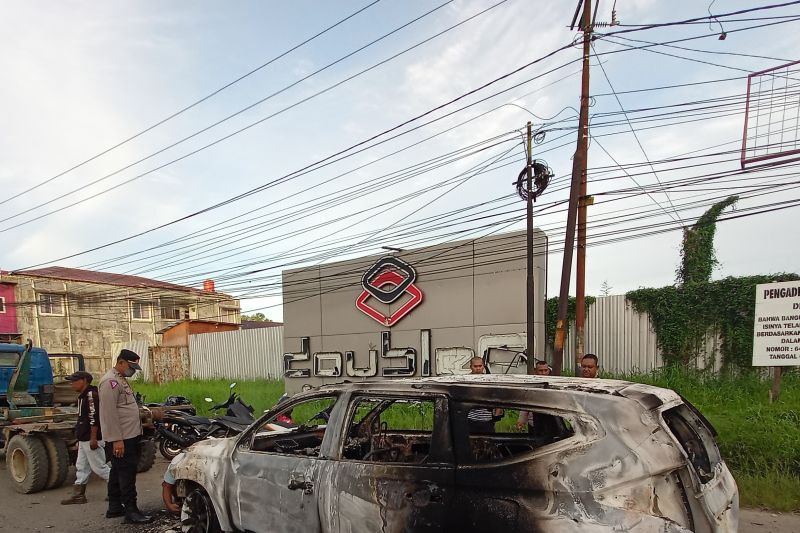 Situs depan tempat karaoke di kota Sorong yang dibakar massa pertikaian, Selasa dini hari.