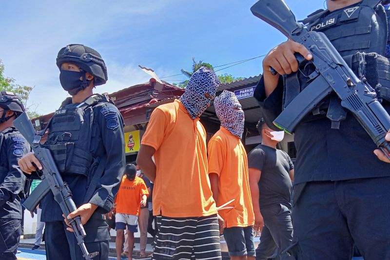 Para pelaku pembakaran karaoke Doubel0 Sorong yang ditangkap polisi