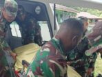 Anggota Kodim 1809/Maybrat mengevakuasi satu anggota TNI AD korban penembakan di Distrik Aifat Timur kabupaten Maybrat Papua Barat, Kamis (20/1/2022)