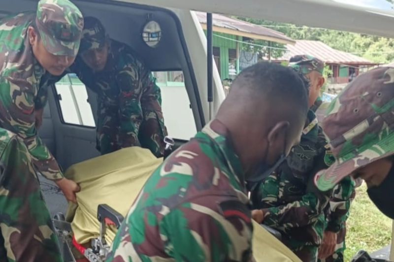 Anggota Kodim 1809/Maybrat mengevakuasi satu anggota TNI AD korban penembakan di Distrik Aifat Timur kabupaten Maybrat Papua Barat, Kamis (20/1/2022)