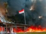 Pembakaran perkantoran di Elelim, Kabupaten Yalimo, 29 Juni 2021 sesaat setelah pembacaan keputusan Mahkamah Konstitusi terkait sengketa pilkada