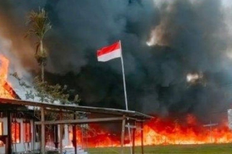 Pembakaran perkantoran di Elelim, Kabupaten Yalimo, 29 Juni 2021 sesaat setelah pembacaan keputusan Mahkamah Konstitusi terkait sengketa pilkada
