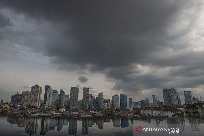 Mendung pertanda hujan menutupi sebagian langit di pusat kota Jakarta